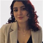 Professeure de portugais donne des explications aux étudiants